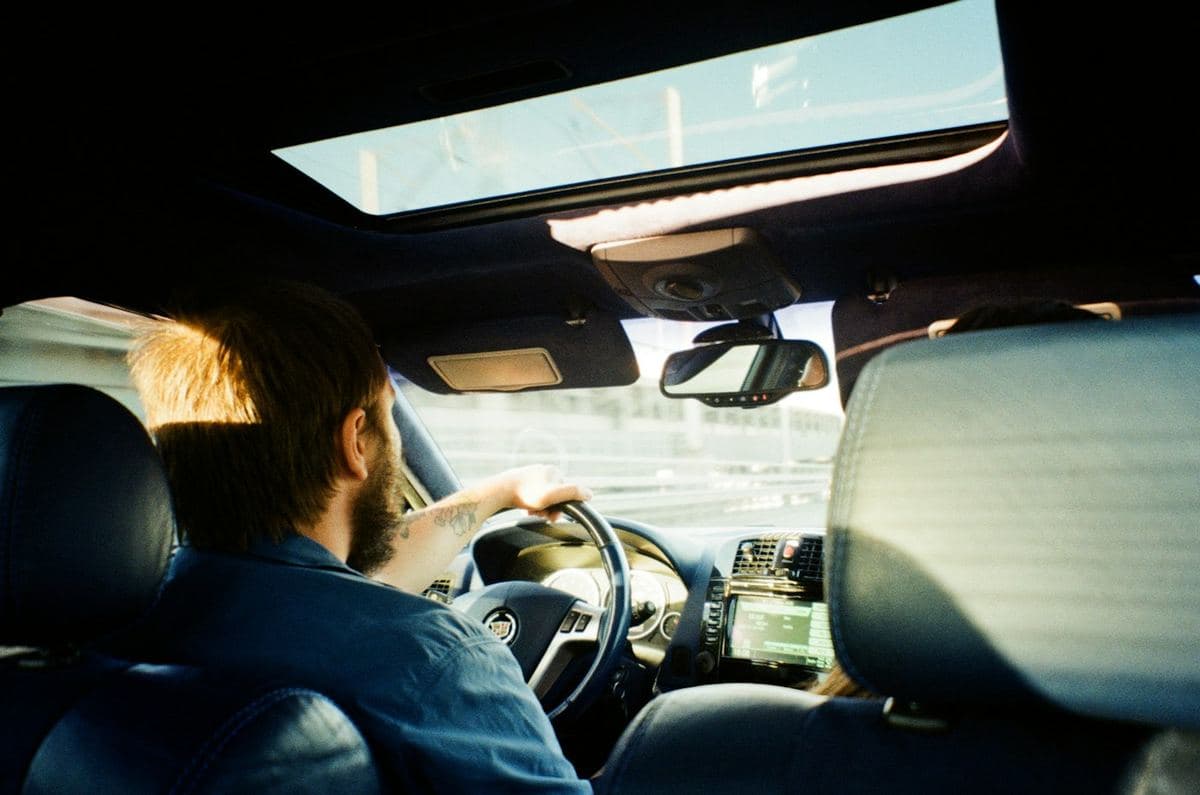 Motorista conferindo um documento dentro do carro