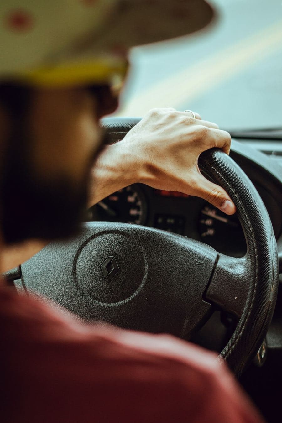 Mãos de um motorista no volante